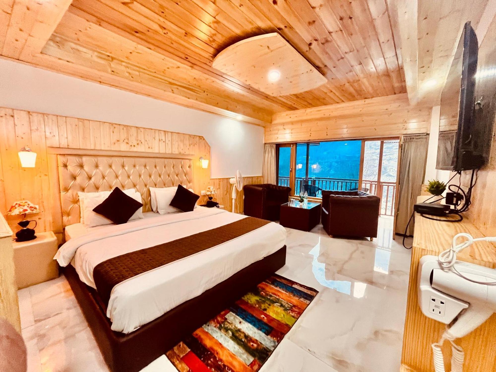 Himalayan Fort Resort, Manali - ! Riverside Property !! Big Lawn With Bonfire !! Best Selling !! Scenic River & Mountais View !! Big Parking !! Luxury Balcony Rooms !! Playing Zone !! Property Of The Year ! M 98160-43600 Exterior photo