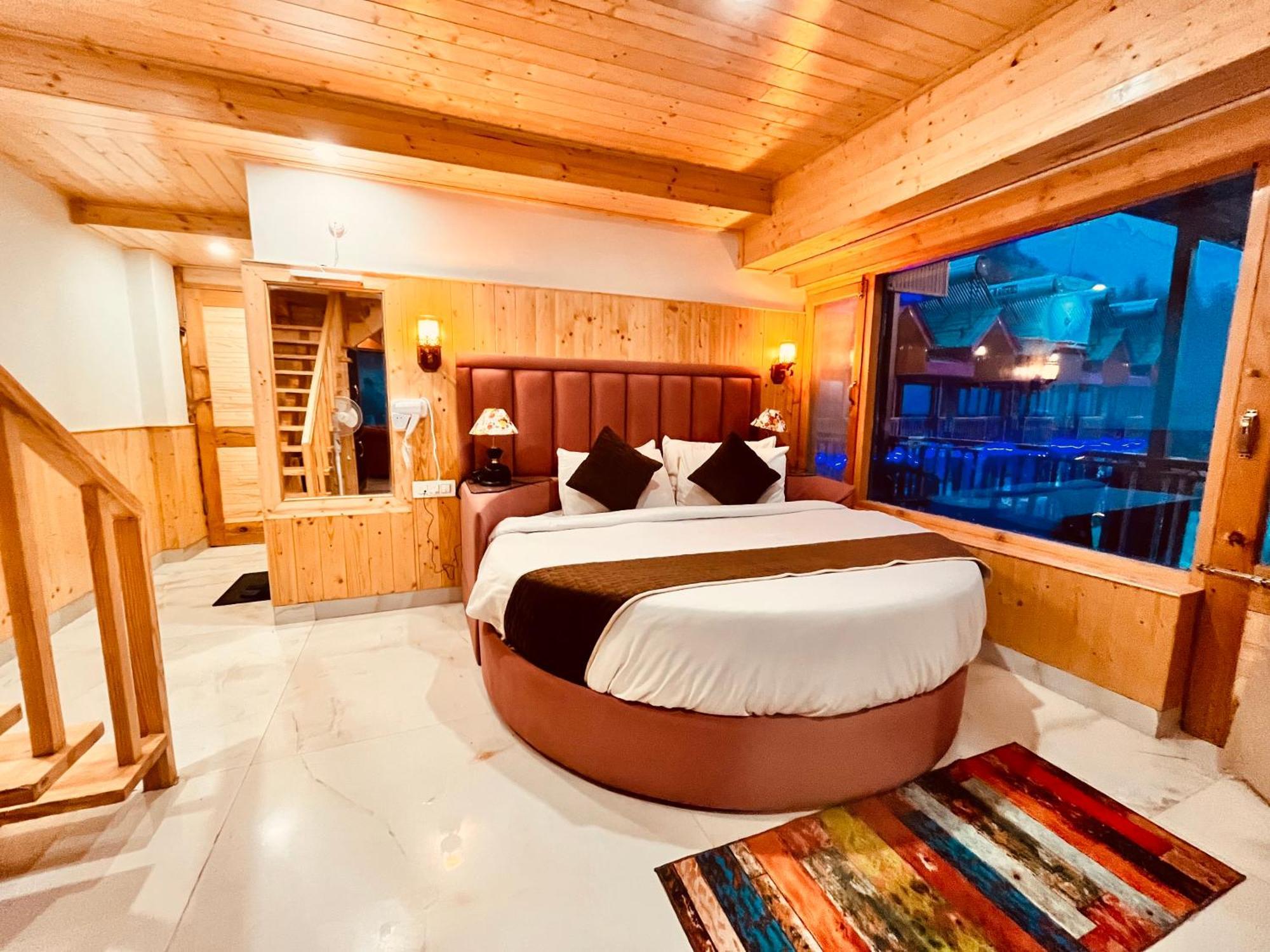 Himalayan Fort Resort, Manali - ! Riverside Property !! Big Lawn With Bonfire !! Best Selling !! Scenic River & Mountais View !! Big Parking !! Luxury Balcony Rooms !! Playing Zone !! Property Of The Year ! M 98160-43600 Exterior photo